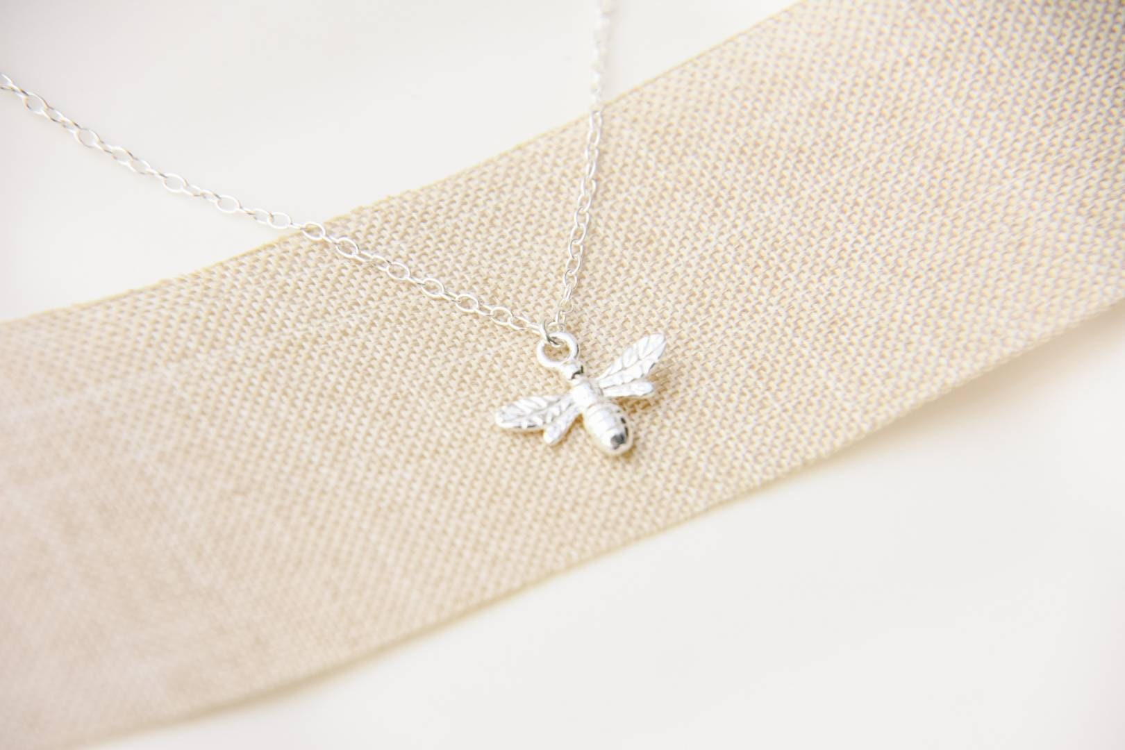 Zarte Sterling Silber Bienen Halskette Zarte Sterling Silber Bienen Halskette von JanuaryElevenCo
