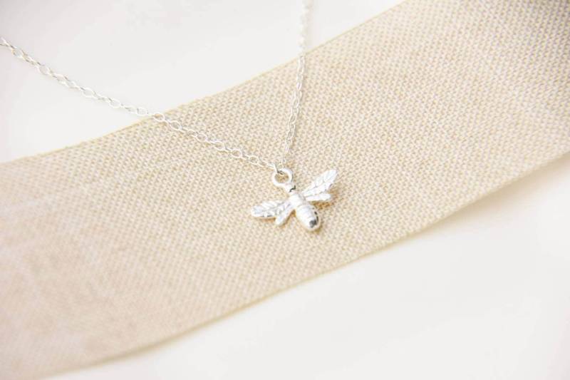 Zarte Sterling Silber Bienen Halskette von JanuaryElevenCo