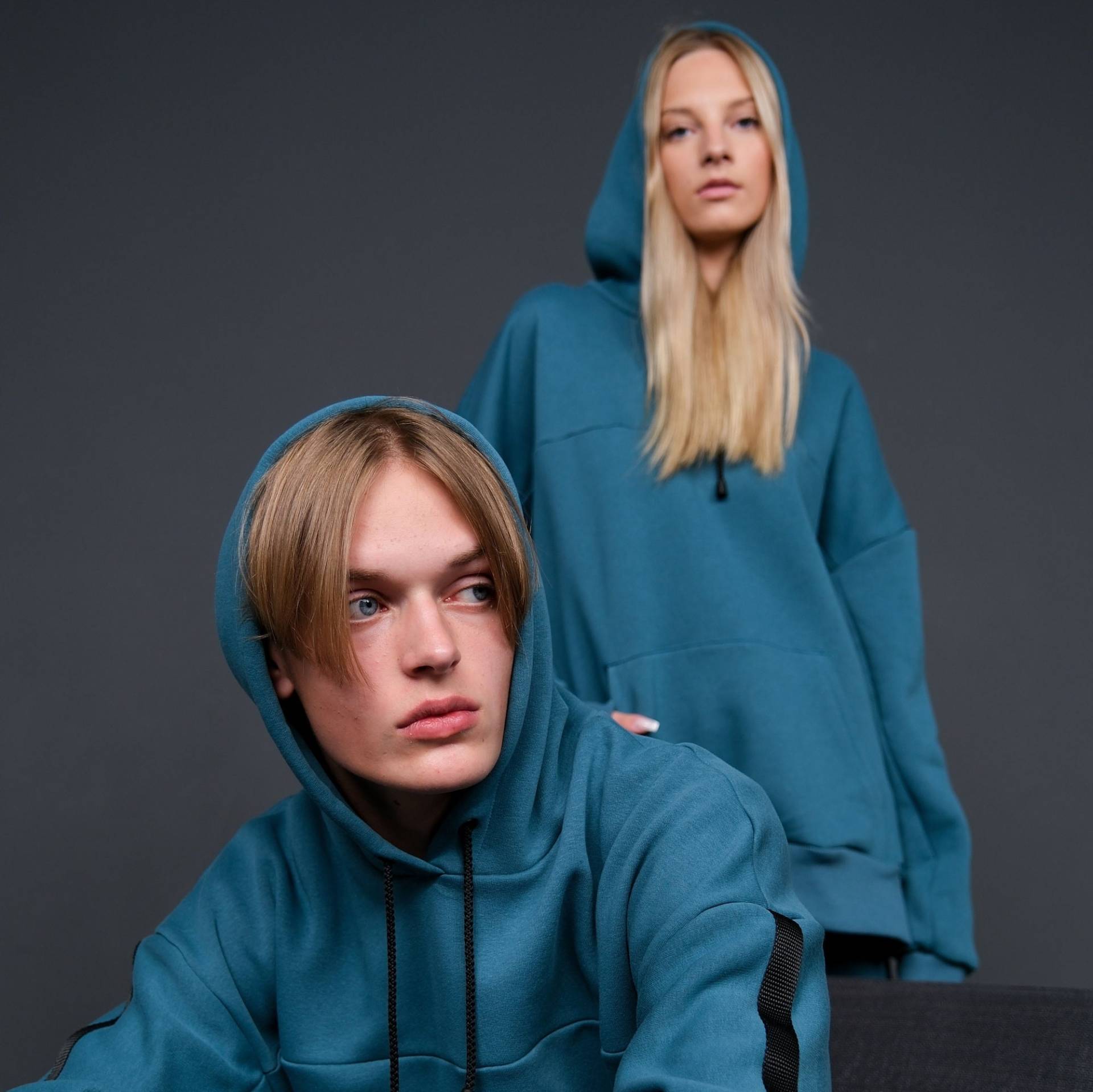 Handgemachter Unisex Ozeanblauer Kapuzenpullover Weite Ärmel-Baumwollmischung von JanulisFashion