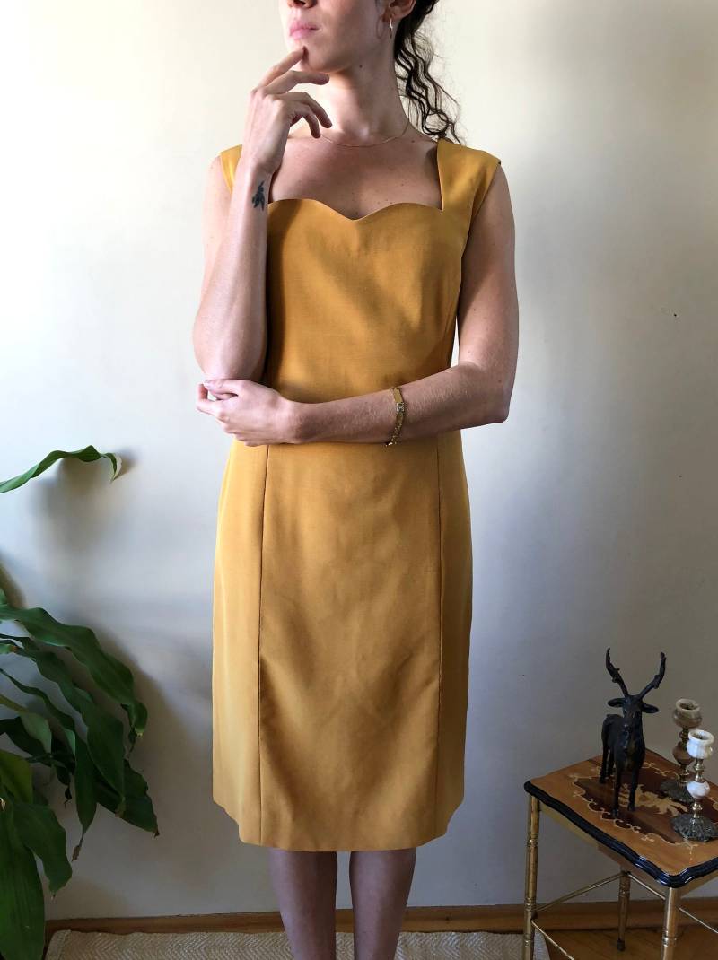Vintage Maßgeschneidertes 50Er 60Er Jahre Kleid Mit Herzausschnitt in Dunkelgelb Vintage Maßgeschneidertes 50Er 60Er Jahre Kleid Mit Herzausschnitt in Dunkelgelb von JanusVintage