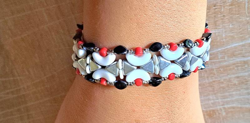 Armband Aus Puca-Glasperlen Und Rocaillesperlen Armband Aus Puca-Glasperlen Und Rocaillesperlen von Janyscrea