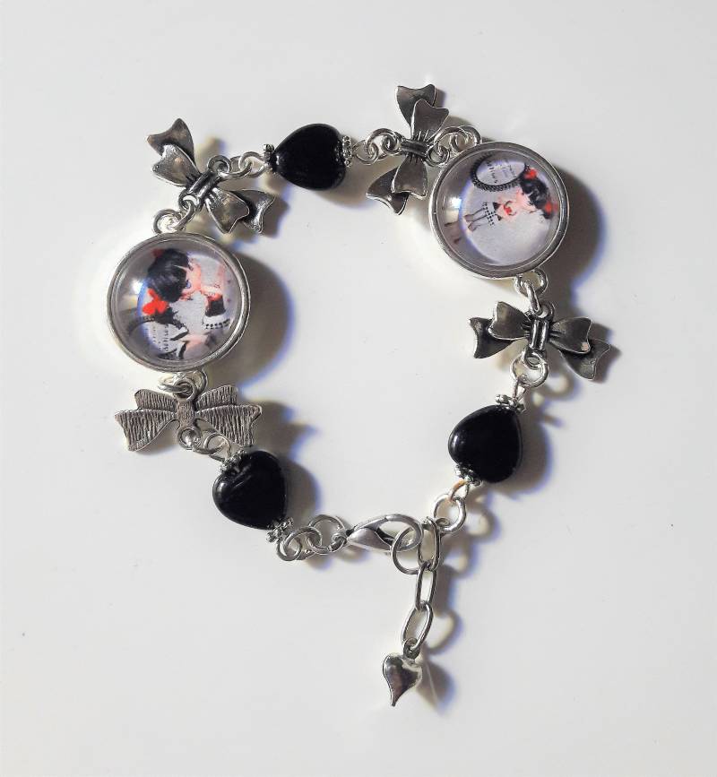 Armband Mit Glascabochon, Knotenverbindern, Schwarzen Glasherzen Armband Mit Glascabochon, Knotenverbindern, Schwarzen Glasherzen von Janyscrea