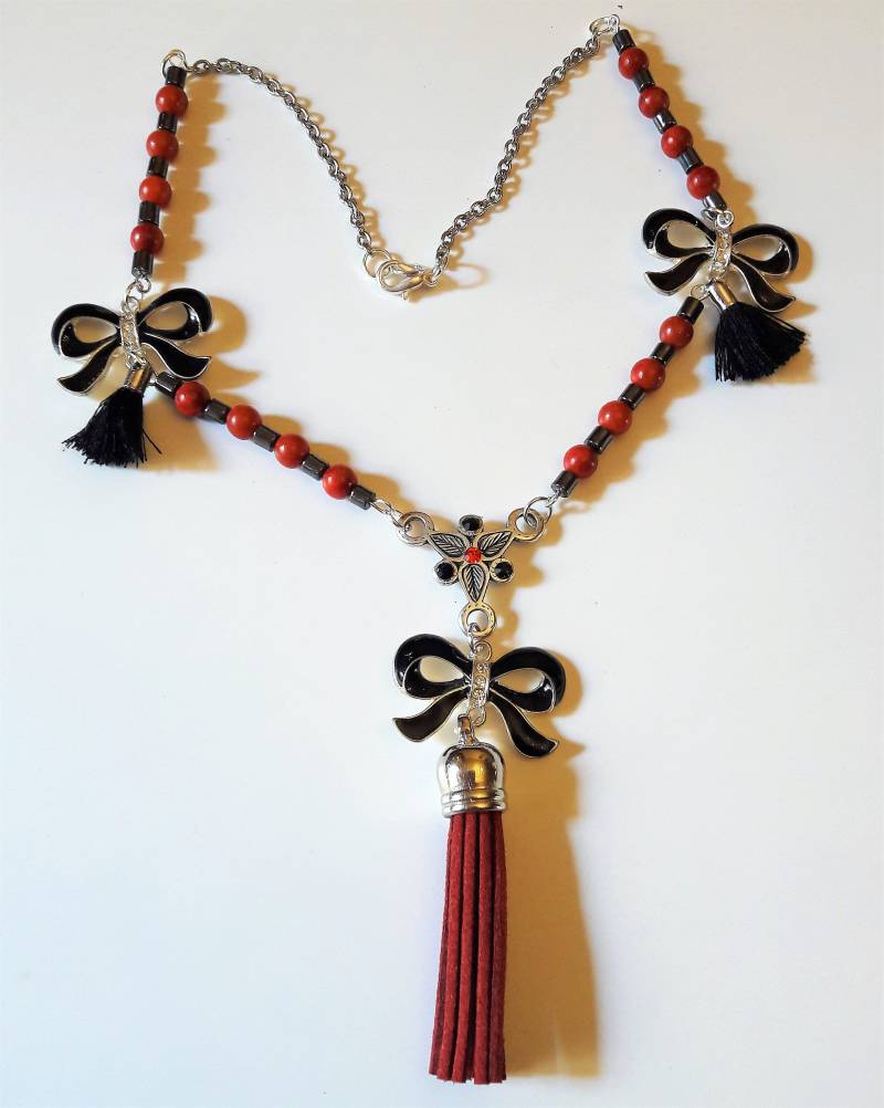 Große Schwarze Knotenkette, Pompons, Bordeauxroter Pompon, Runde Glasperlen, Hämatitperlen Große Schwarze Knotenkette, Pompons, Bordeauxroter Pompon, Runde Glasperlen, Hämatitperlen von Janyscrea