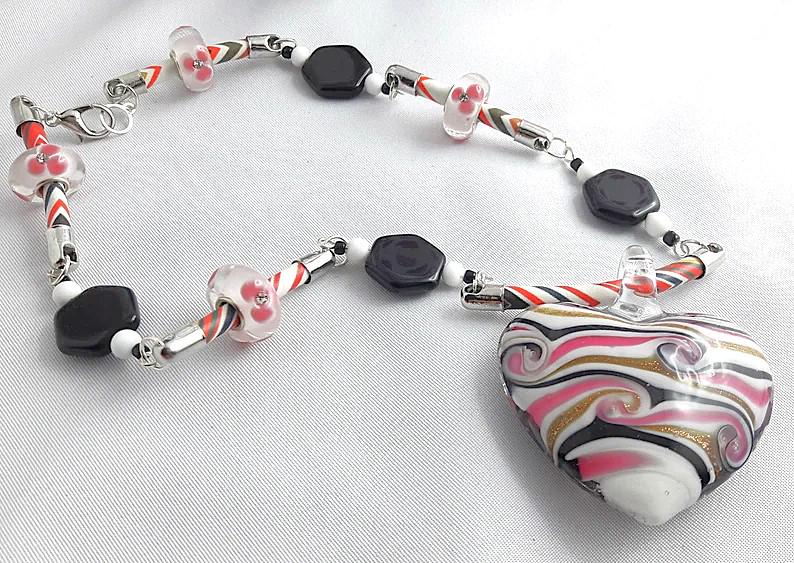 Halskette Mit Einem Großen Herzanhänger Im Murano-stil, Perlen Pandora-stil, Schwarzen Glaspucks Und Einer Kordel Halskette Mit Einem Großen Herzanhänger Im Murano-stil, Perlen Pandora-stil, Schwarzen Glaspucks Und Einer Kordel von Janyscrea