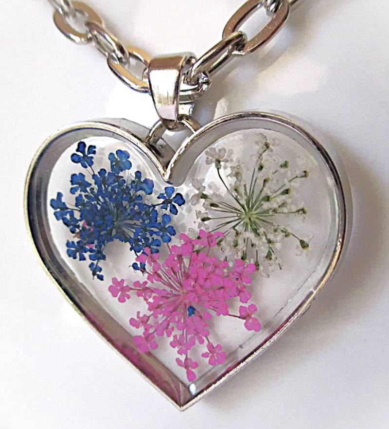 Halskette Mit Einem Hübschen Blumenherz Aus Glas Und Metall Halskette Mit Einem Hübschen Blumenherz Aus Glas Und Metall von Janyscrea