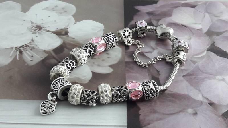 „Heart"-Armband Im Pandora-stil Mit Rosafarbenen Perlen Und Metallperlen „Heart"-Armband Im Pandora-stil Mit Rosafarbenen Perlen Und Metallperlen von Janyscrea
