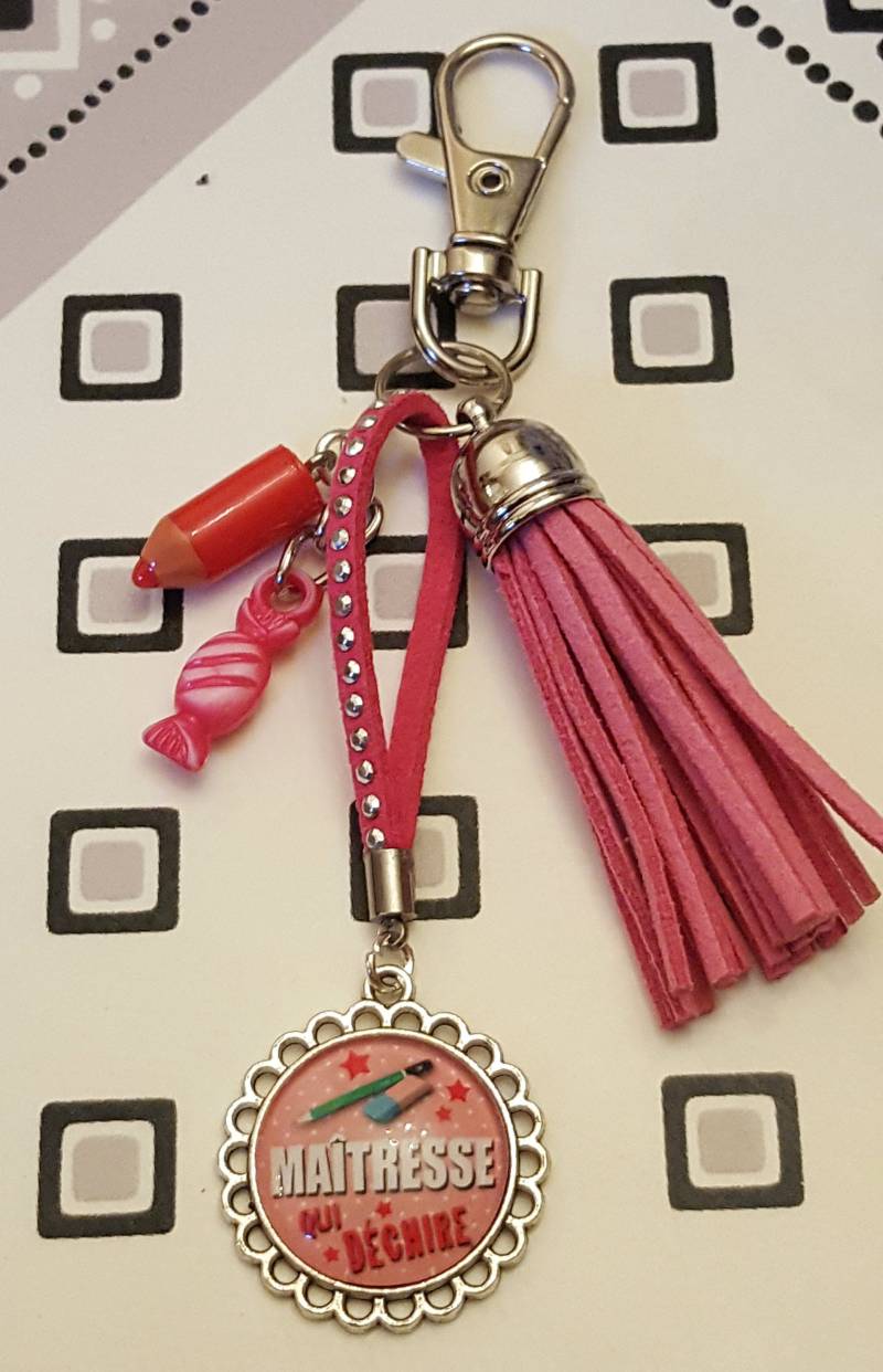 „Herrin, Die Reißt"-Schlüsselanhänger Mit Glas-Cabochon/Rosa-Wildlederbommel/Anhängern „Herrin, Die Reißt"-Schlüsselanhänger Mit Glas-Cabochon/Rosa-Wildlederbommel/Anhängern von Janyscrea