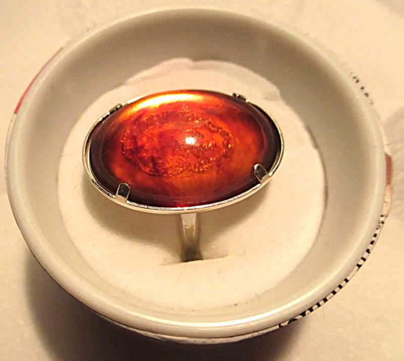Hier Ist Ein Hübscher Ring Mit Seinem Katzenaugen-Cabochon Hier Ist Ein Hübscher Ring Mit Seinem Katzenaugen-Cabochon von Janyscrea
