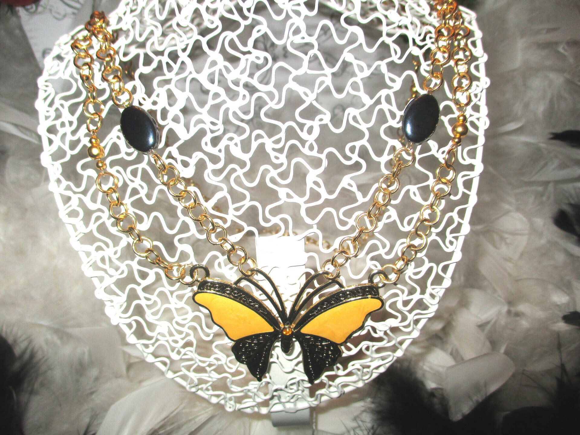 Lange Halskette Mit Goldkette Und Goldperlen, Schmetterlingsanhänger Aus Goldmetall Epoxid-Emaille von Janyscrea