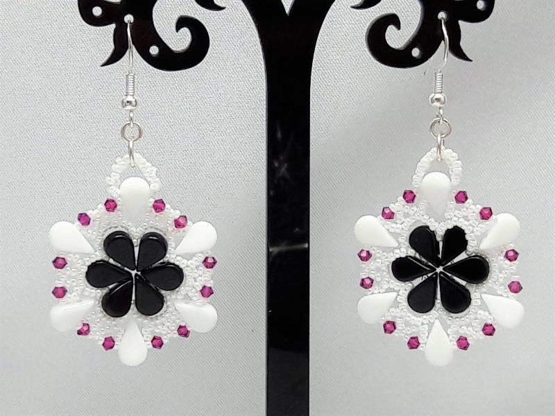 Nadelgewebte „Flor"-Ohrringe Mit Glas - Und Swarovski-Kristallperlen Nadelgewebte „Flor"-Ohrringe Mit Glas - Und Swarovski-Kristallperlen von Janyscrea