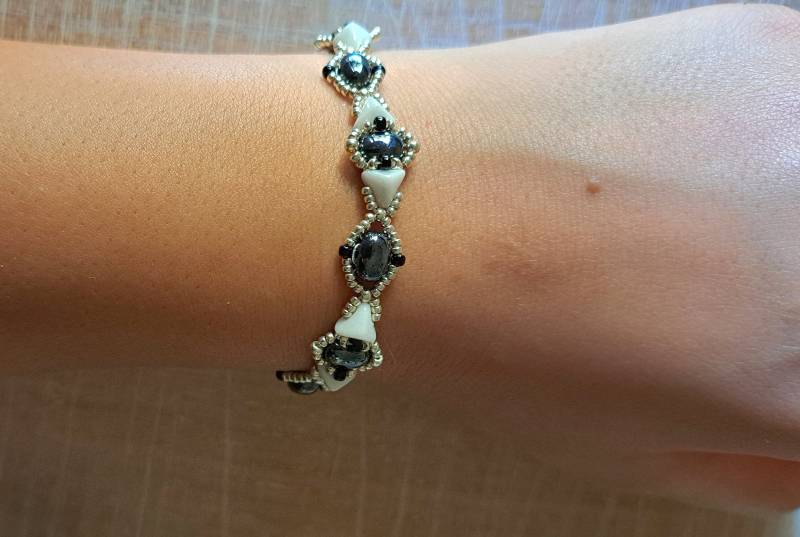 Nadelgewebtes Armband Mit Glasperlen Von Puca von Janyscrea