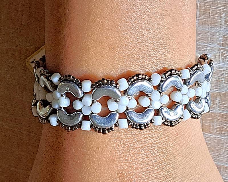 Nadelgewebtes Armband Mit Puca-Glasperlen von Janyscrea