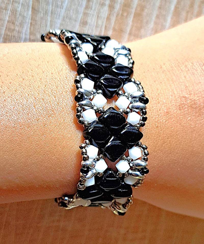Nadelgewebtes Armband Mit Puca-Glasperlen Nadelgewebtes Armband Mit Puca-Glasperlen von Janyscrea