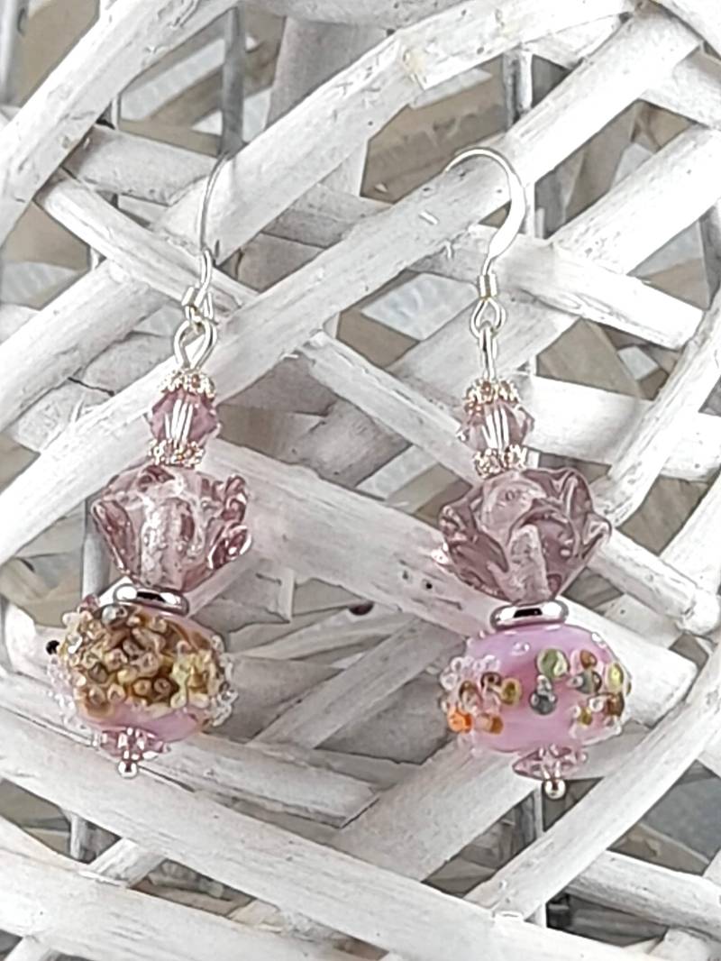 Ohrringe Mit Einer Rosafarbenen Blumenperle, Die Lötlampe Von Art-Ti-Show Gesponnen Wurde, Runden Perle Jacquelina, Purecristal-Perlen von Janyscrea