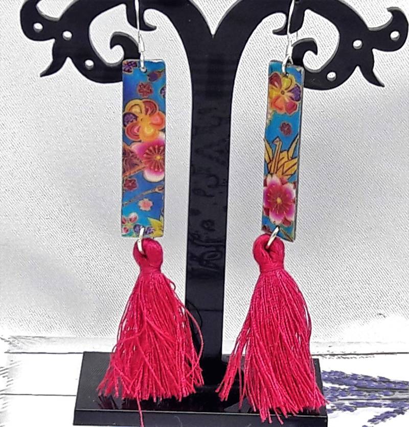 Ohrringe "Primavera", Emaillierte Metallspange, Baumwollpompon, 925 Silberhaken Ohrringe "Primavera", Emaillierte Metallspange, Baumwollpompon, 925 Silberhaken von Janyscrea