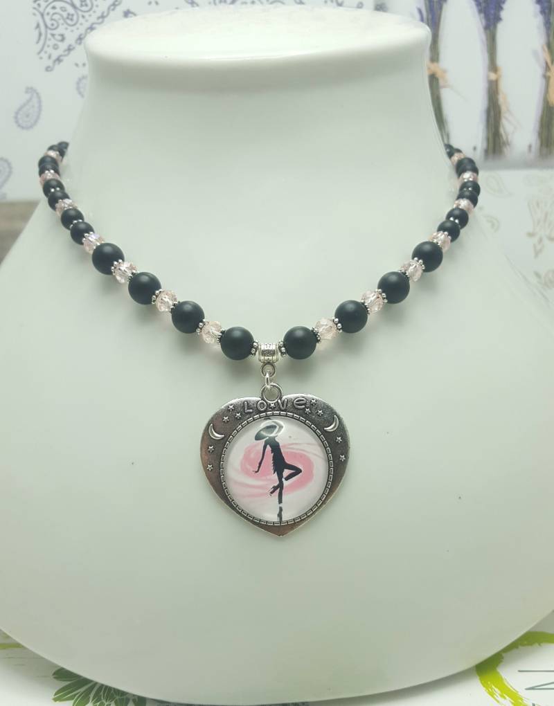 Onyx-Perlenkette, Facettierte Glasperlen, Herzanhänger Mit Glascabochon Onyx-Perlenkette, Facettierte Glasperlen, Herzanhänger Mit Glascabochon von Janyscrea