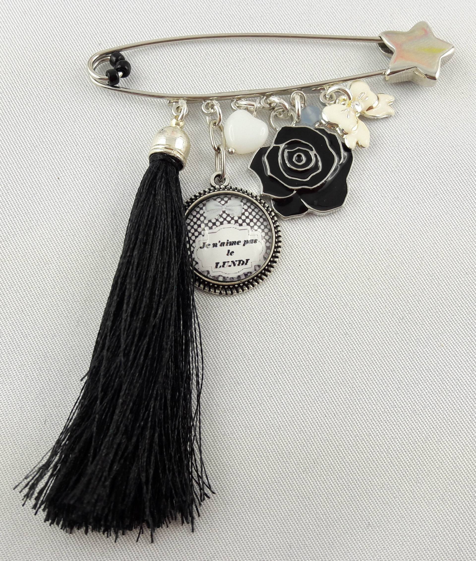 Pin-Brosche Mit Stern, Pompon, Schwarzer Rose, Cabochon-Anhänger Pin-Brosche Mit Stern, Pompon, Schwarzer Rose, Cabochon-Anhänger von Janyscrea