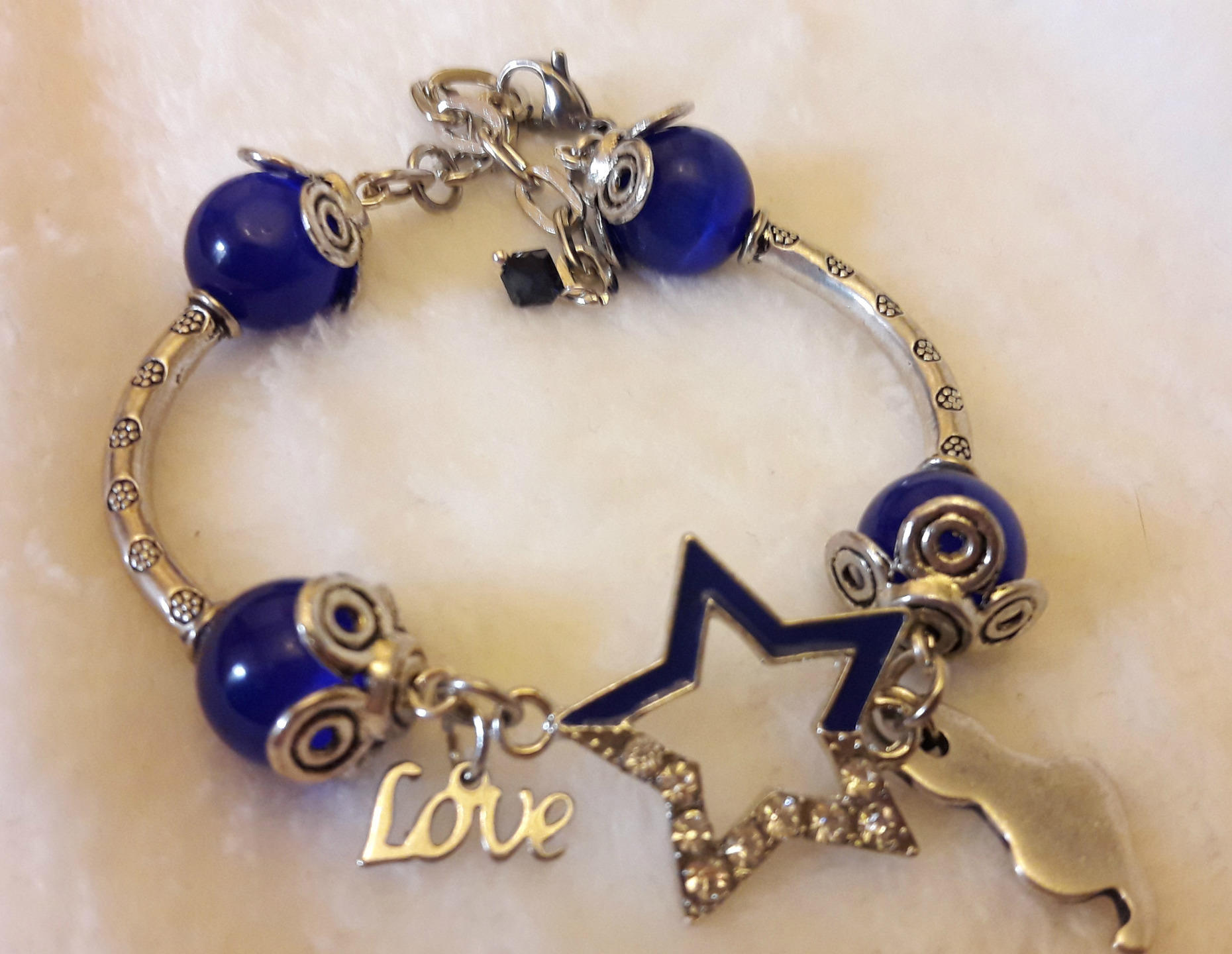 Silbernes Metallarmband, Perlen Und Anhänger von Janyscrea