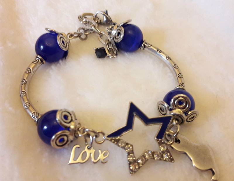 Silbernes Metallarmband, Perlen Und Anhänger von Janyscrea