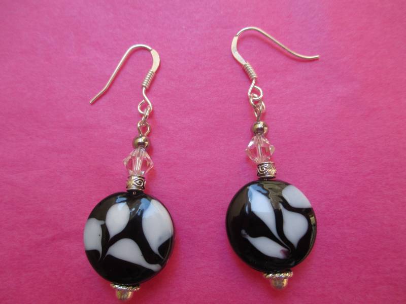 Weiße Und Schwarze Runde Puck-Ohrringe Mit Lötlampe von Janyscrea