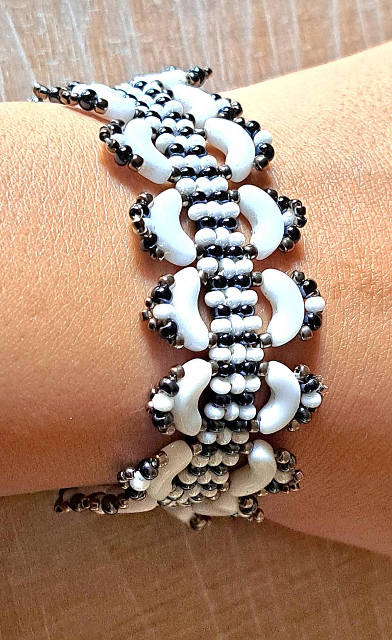 Weißes Und Anthrazitfarbenes Saatperlenarmband; Arcos Von Puca Weißes Und Anthrazitfarbenes Saatperlenarmband; Arcos Von Puca von Janyscrea