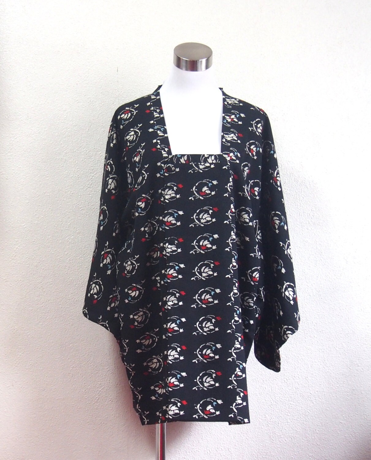 Schwarzer Kimono-Mantel Mit Rot-Blauem/Vintage-Kimono-Mantel Schwarzer Kimono-Mantel Mit Rot-Blauem/Vintage-Kimono-Mantel von JapaneseKimonoSasara