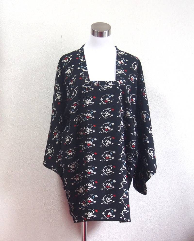 Schwarzer Kimono-Mantel Mit Rot-Blauem/Vintage-Kimono-Mantel Schwarzer Kimono-Mantel Mit Rot-Blauem/Vintage-Kimono-Mantel von JapaneseKimonoSasara