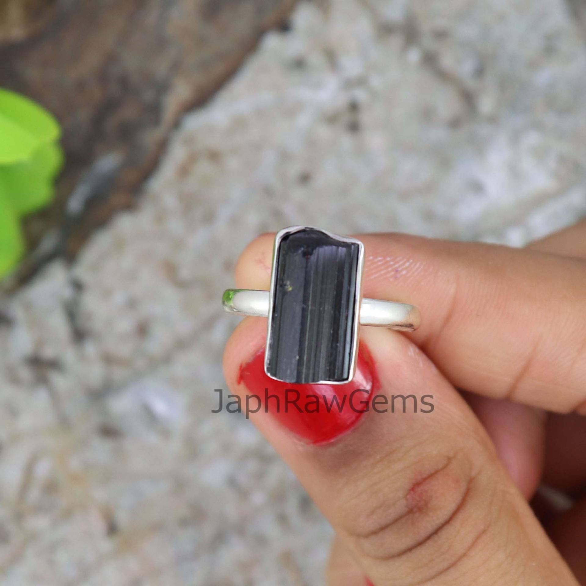 Roher Schwarzer Turmalin Ring, Rauer 925 Sterling Silber Ungeschliffener Edelstein Kristall Rohstein Heilender Ring Roher Schwarzer Turmalin Ring, Rauer 925 Sterling Silber Ungeschliffener Edelstein Kristall Rohstein Heilender Ring von JaphRawGems
