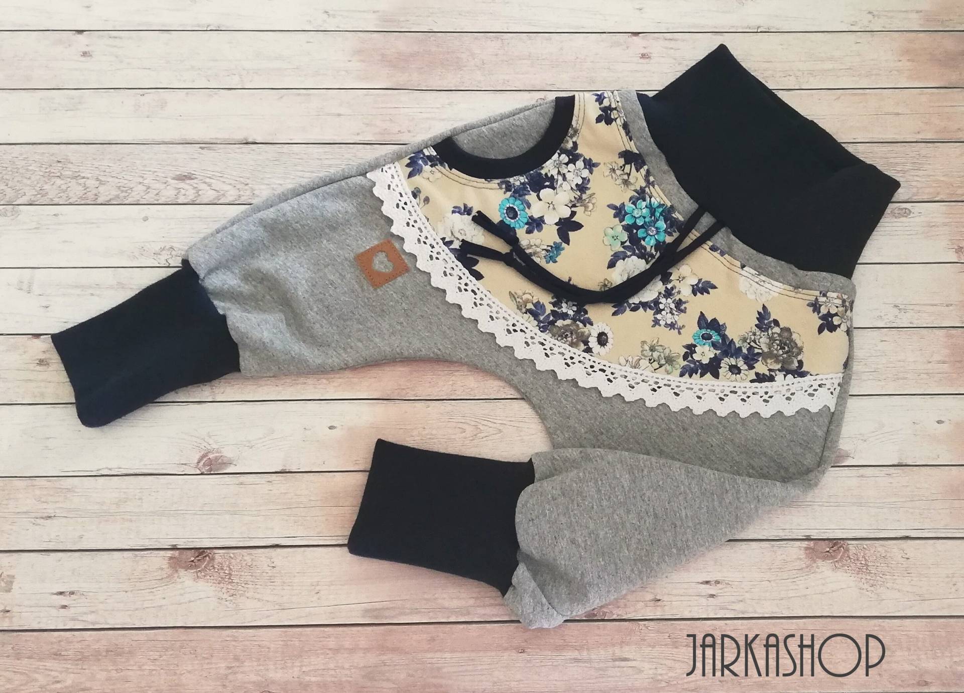 Gr. 44 - 122 Sweat-Baggy-Pants "Blumen-Blau-Beige-Türkis", Babyhose, Kinderhose, Sweathose, Hose Mit Tasche, Mitwachshose, Pumphose, Haremhose Gr. 44 - 122 Sweat-Baggy-Pants "Blumen-Blau-Beige-Türkis", Babyhose, Kinderhose, Sweathose, Hose Mit Tasche, Mitwachshose, Pumphose, Haremhose von Jarkashop