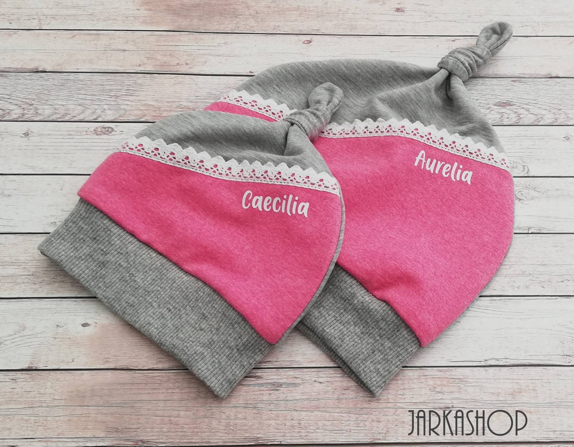 Knotenmütze Mit Bündchen Sweat "Rosa-Grau Spitze" Babymütze, Kindermütze, Mütze, Sweatmütze Knotenmütze Mit Bündchen Sweat "Rosa-Grau Spitze" Babymütze, Kindermütze, Mütze, Sweatmütze von Jarkashop