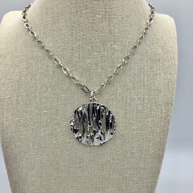 Trifari Silber Runde Landschaften Glänzend Anhänger Halskette Vintage Schichtung Trifari Silber Runde Landschaften Glänzend Anhänger Halskette Vintage Schichtung von JarrahsJewels