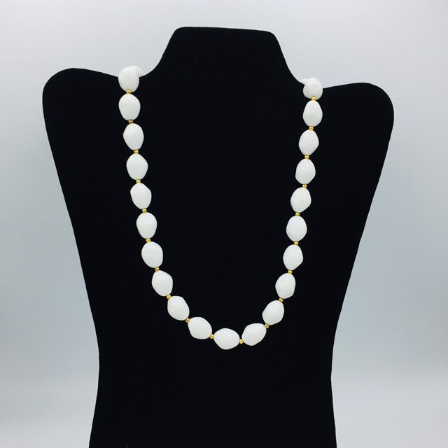 Trifari Weiß Perlen Halskette Oval Gold Ton Trifari Weiß Perlen Halskette Oval Gold Ton von JarrahsJewels