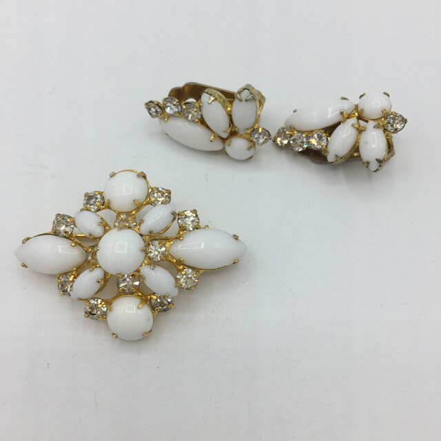 Vintage Delizza & Elster Juliana Weiß Milchglas Strass Gold Ton Brosche Ohrringe Demi-Parure Vintage Delizza & Elster Juliana Weiß Milchglas Strass Gold Ton Brosche Ohrringe Demi-Parure von JarrahsJewels