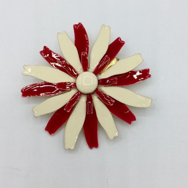 Vintage Rot Weiße Blume Emaille Brosche Runde Blütenblätter 1970Er Jahre Vintage Rot Weiße Blume Emaille Brosche Runde Blütenblätter 1970Er Jahre von JarrahsJewels