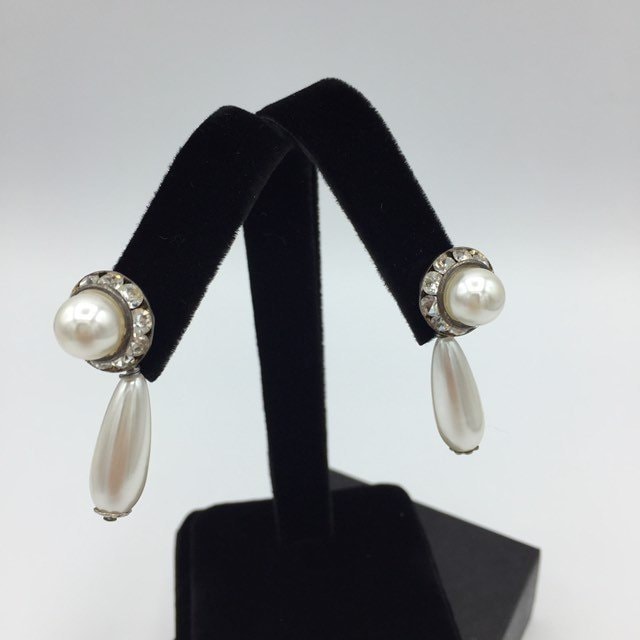 Vintage Silber Ton Kunstperle Strass Kreis Tropfen Pierced Ohrringe Vintage Silber Ton Kunstperle Strass Kreis Tropfen Pierced Ohrringe von JarrahsJewels