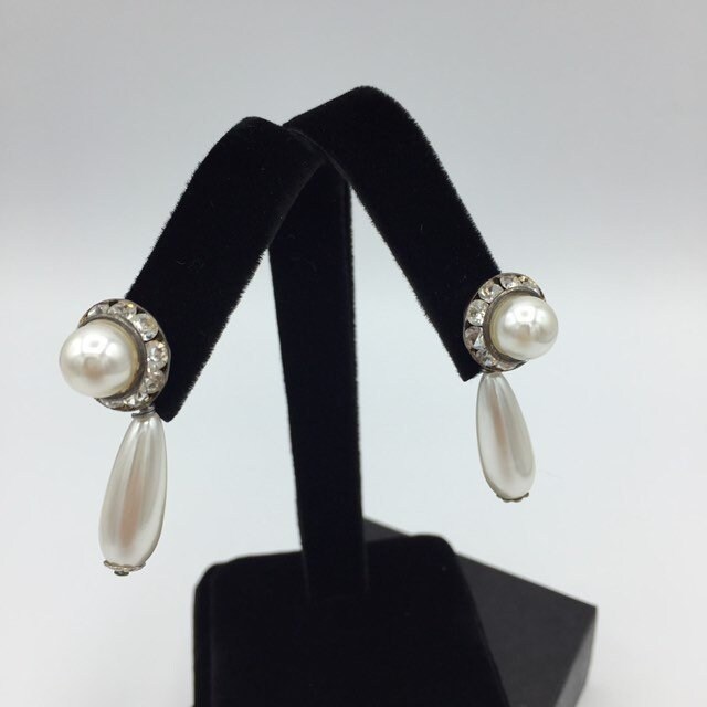 Vintage Silber Ton Kunstperle Strass Kreis Tropfen Pierced Ohrringe Vintage Silber Ton Kunstperle Strass Kreis Tropfen Pierced Ohrringe von JarrahsJewels