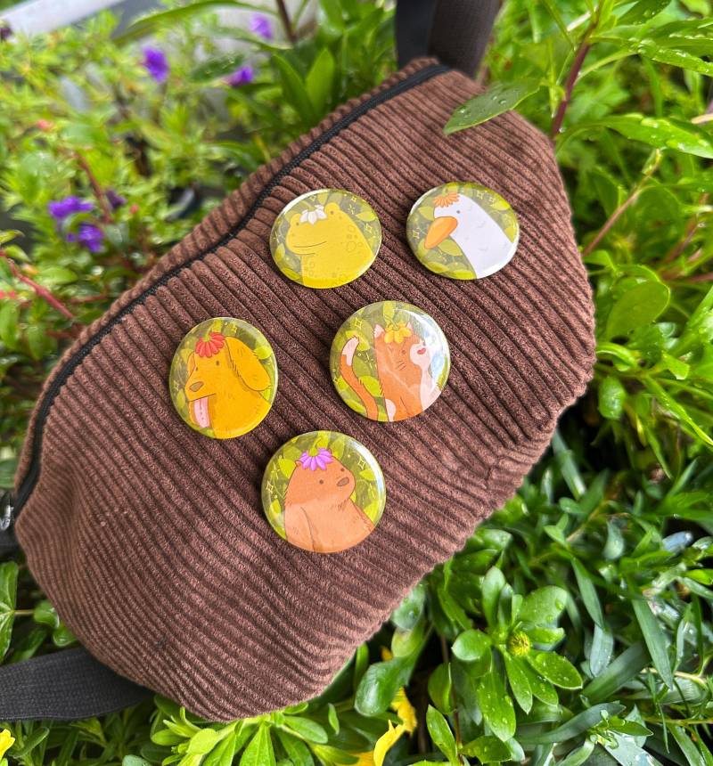 Cute Animal Button Badge | Metal Brooch Animals With Flower Hats Bear Cat Dog Frog Goose For Pet Owners & Animal Lovers Cute Animal Button Badge | Metal Brooch Animals With Flower Hats Bear Cat Dog Frog Goose For Pet Owners & Animal Lovers von JasminKu