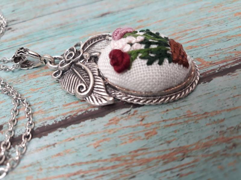 Handgestickte Halskette, Bestickte Blumen Florale Geschenk Für Sie, Handgemacht von JasmineHandcraftShop