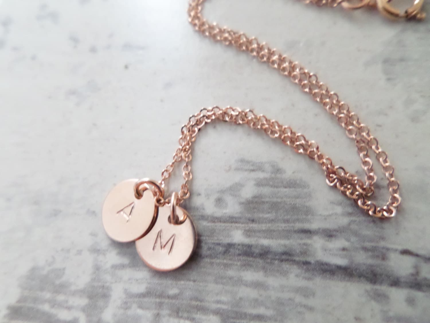 14K Ein/Zwei Oder Drei Winzige Roségoldscheiben Mit Anfangskette - Hand Gestempelt, Personalisiert, Täglich, Zierlich, Einfach, Schichtung von JasmineLaneboutique