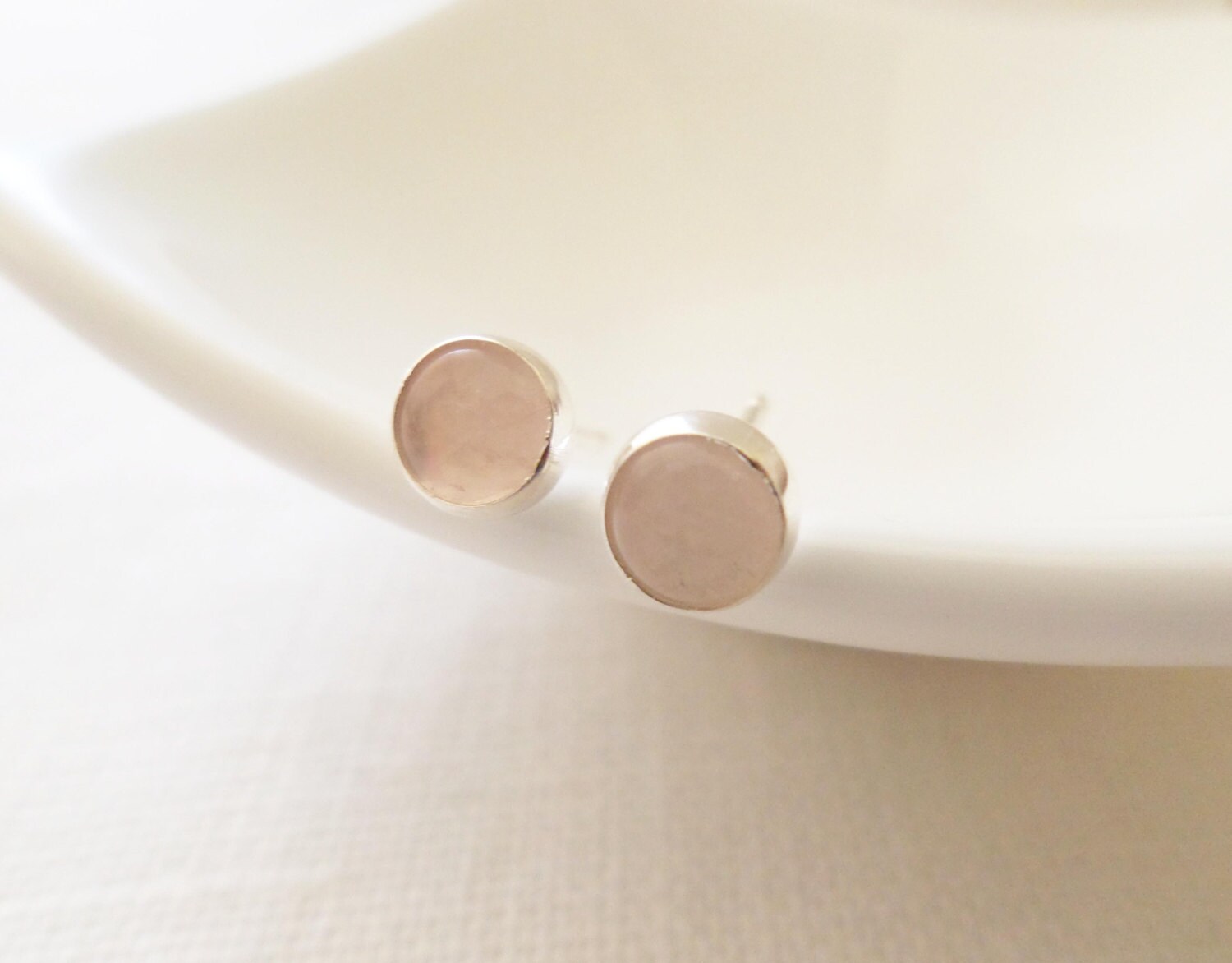 Winzige Ohrringe Aus Rosenquarz Und Sterlingsilber...zierliche Ohrringe, Ohrstecker, Schlicht Witzig von JasmineLaneboutique