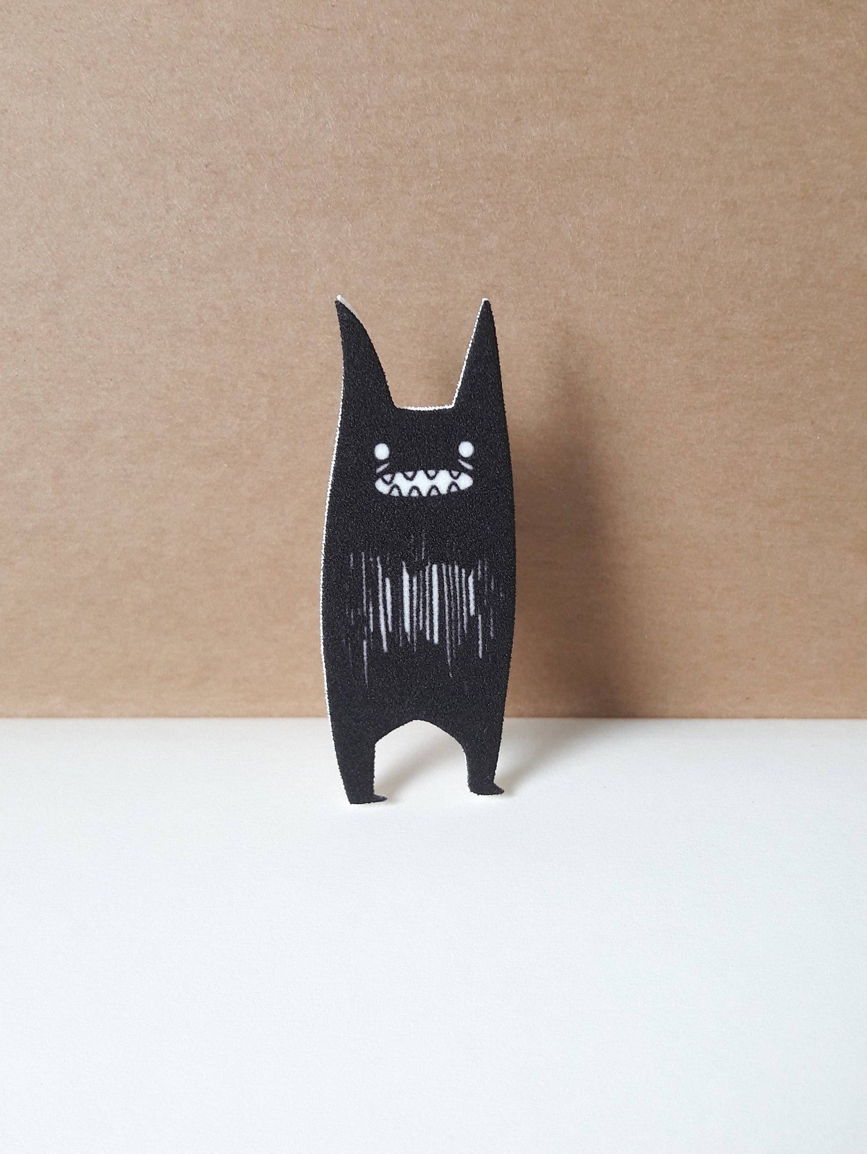 Wee Demon Brosche Anstecknadel, Gruselig, Niedlich, Handgefertigt, Schrumpfplastik Wee Demon Brosche Anstecknadel, Gruselig, Niedlich, Handgefertigt, Schrumpfplastik von JasmineTwil