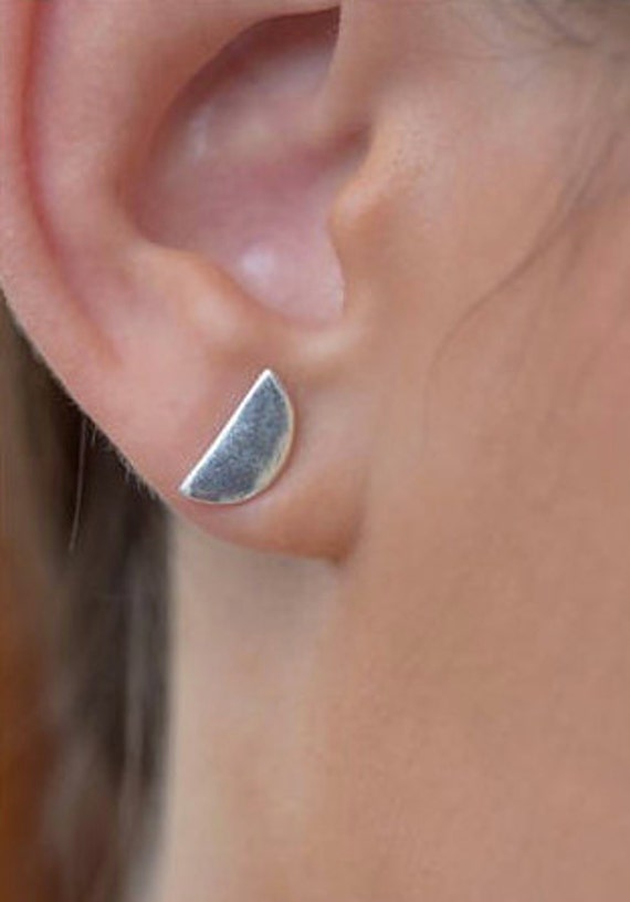 Halbe Mond Ohrstecker Silber Halbe Mond Ohrstecker Silber von JasmineWhiteLondon
