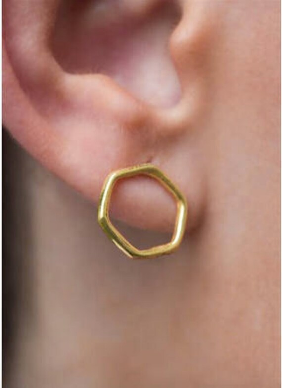 Sechseckige Gold Ohrstecker Sechseckige Gold Ohrstecker von JasmineWhiteLondon