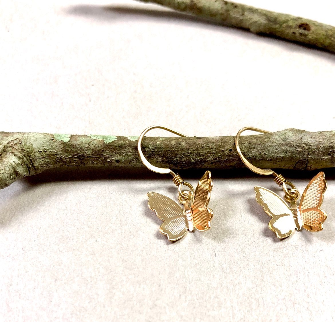 Zierliche Gold Schmetterling Ohrringe, Kleine Baumeln Minimalist Schmuck, Sommer Schmuck Zierliche Gold Schmetterling Ohrringe, Kleine Baumeln Minimalist Schmuck, Sommer Schmuck von JasminesDaintyJewels