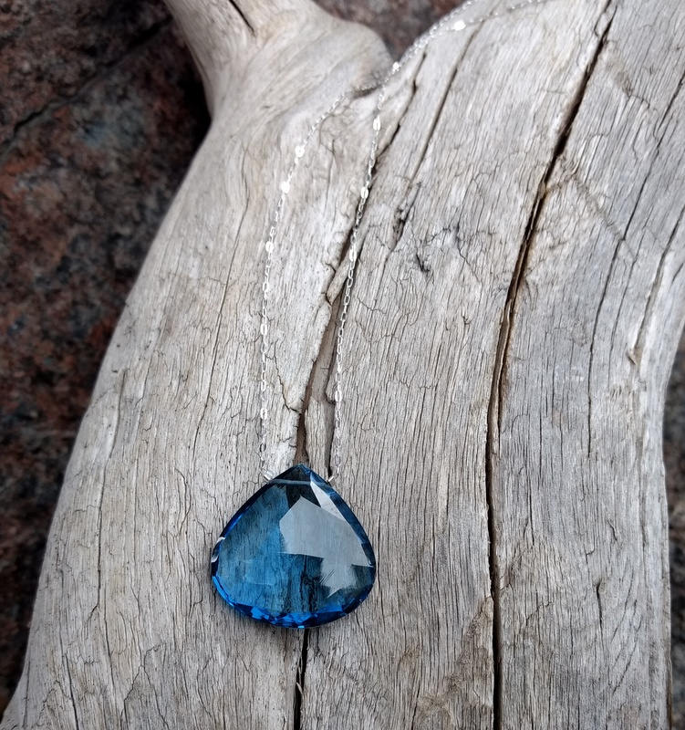 Atemberaubend Natürlicher London Blue Topas Facettierter Tropfenanhänger An Sterling Silber Halskette Atemberaubend Natürlicher London Blue Topas Facettierter Tropfenanhänger An Sterling Silber Halskette von JaspersJewels