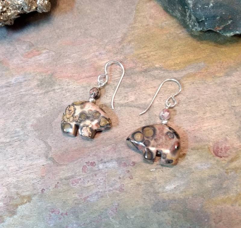 Leopardhaut Jasper Bär Fetisch Zuni Edelstein Ohrringe Sterling Silber von JaspersJewels