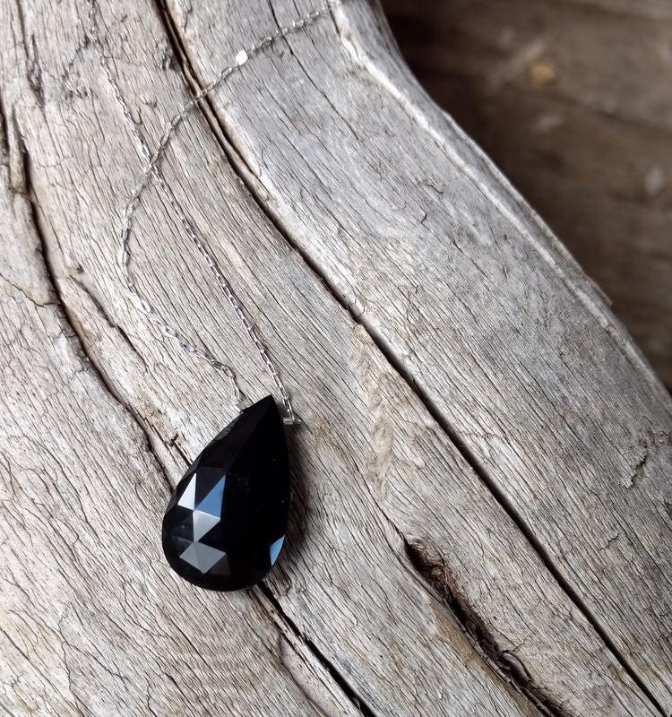 Natürlicher Schwarzer Onyx Facettierte Tropfen Anhänger An Sterling Silber Kette Halskette von JaspersJewels