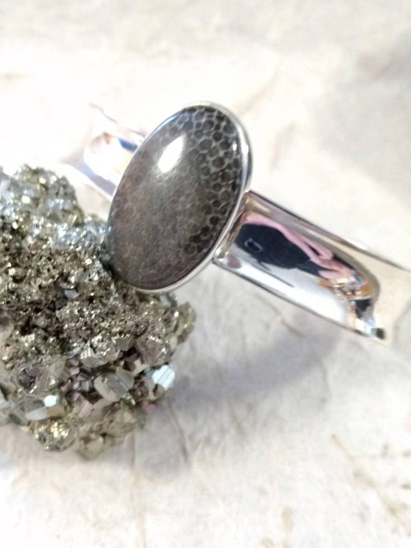 Petoskey Stein Statement Fossil Coral Cuff Armband Sterling Silber Konkave Band Wow Petoskey Stein Statement Fossil Coral Cuff Armband Sterling Silber Konkave Band Wow von JaspersJewels