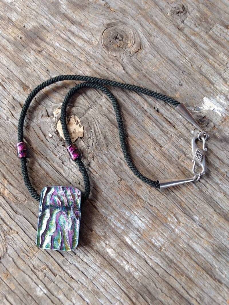 Sale Wunderschöne Dichroic Glas Anhänger & Perlen W/Handgeknüpfte Seide Geflochtene Halskette Sale Wunderschöne Dichroic Glas Anhänger & Perlen W/Handgeknüpfte Seide Geflochtene Halskette von JaspersJewels