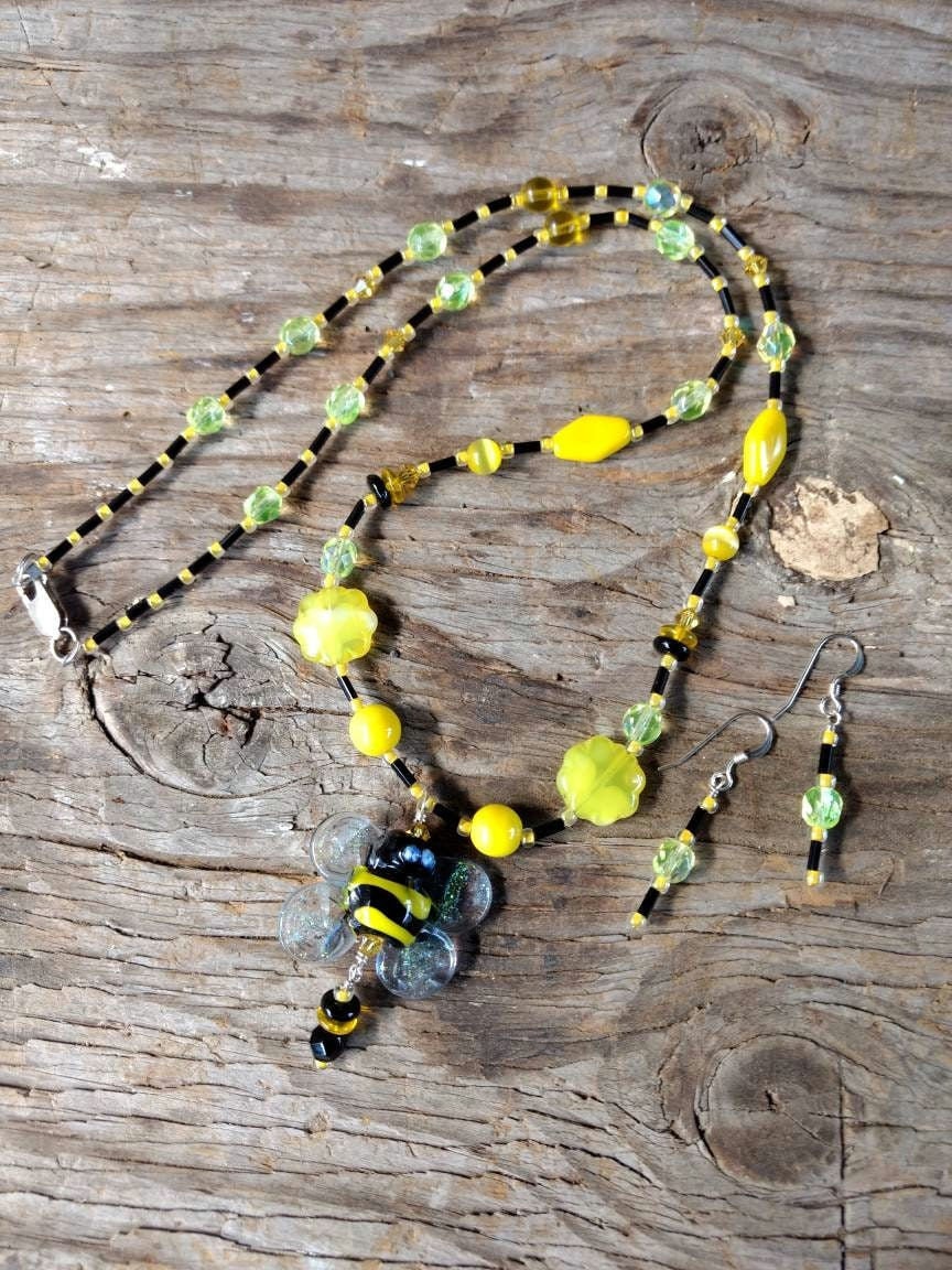 Schöne Bumblebee Biene Dichroic Glas Gelb Und Schwarz Aurora Borealis Flügel Lampwork Perlen Halskette Ohrring Set Schöne Bumblebee Biene Dichroic Glas Gelb Und Schwarz Aurora Borealis Flügel Lampwork Perlen Halskette Ohrring Set von JaspersJewels